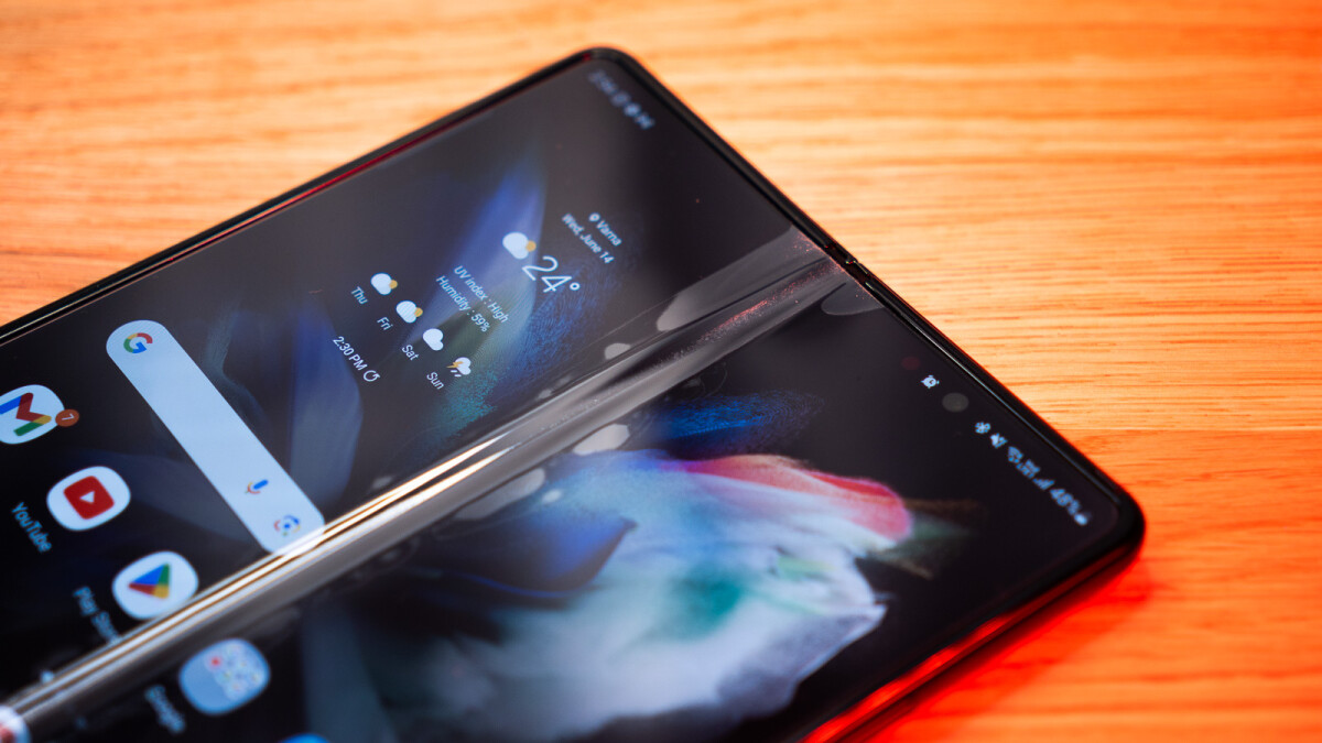 Τι να κάνετε εάν το εσωτερικό προστατευτικό οθόνης Galaxy Z Fold ή Z Flip αρχίσει να ξεφλουδίζει
