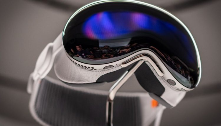 Το Apple Vision Pro παρουσιάζει μια άποψη για ένα μοναχικό μέλλον
