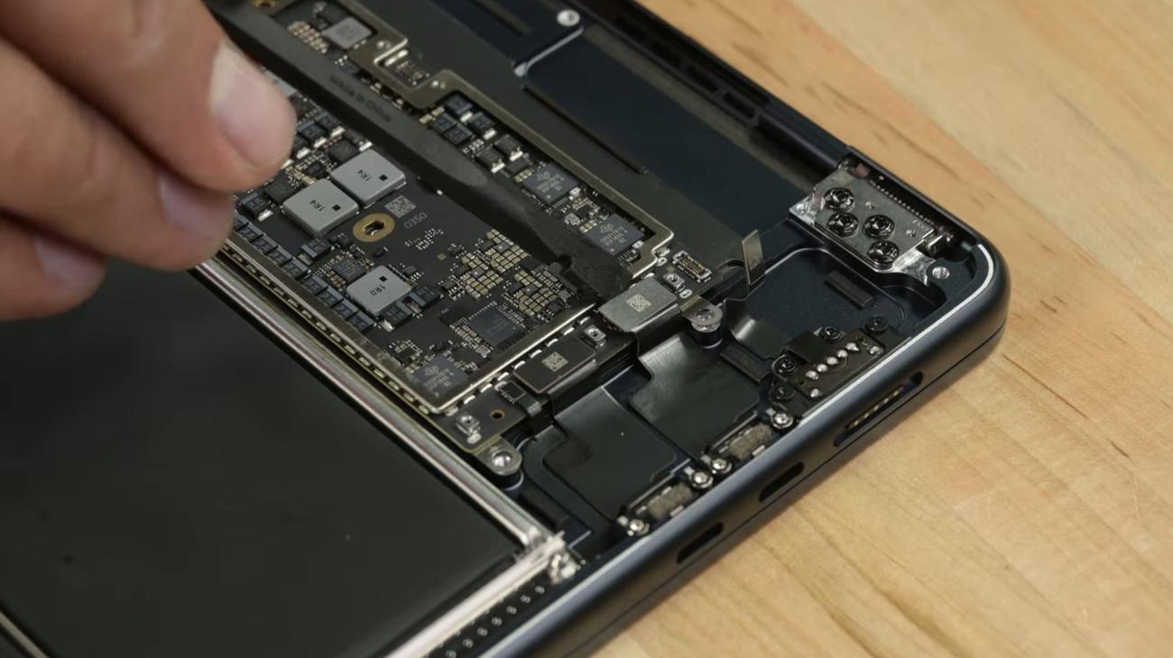 Το MacBook Air Teardown 15 ιντσών αποκαλύπτει γνώριμη σχεδίαση και αναβαθμισμένο σύστημα ήχου έξι ηχείων
