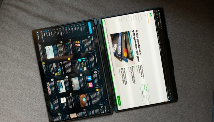 Το Yoga Book 9i της Lenovo αντιλαμβάνεται πλήρως τις δυνατότητες ενός φορητού υπολογιστή διπλής οθόνης
