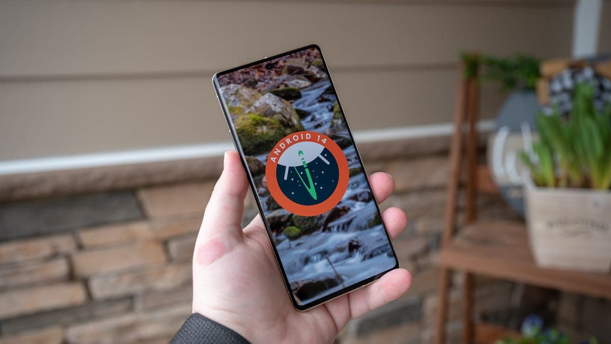 Λογότυπο προεπισκόπησης προγραμματιστή Android 14 σε Google Pixel 7 Pro με φόντο ποταμού
