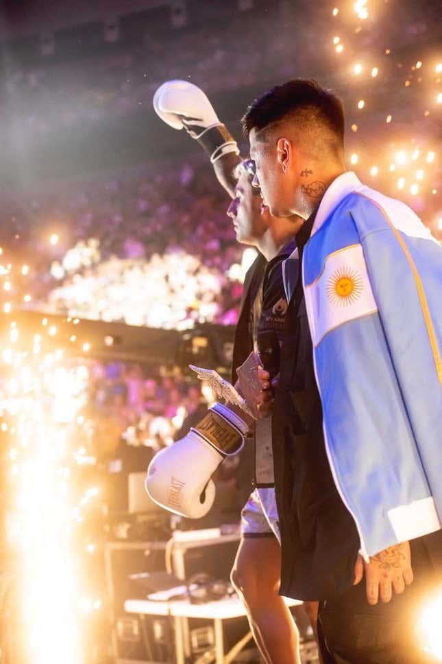 Ο Αργεντινός streamer Momo μπαίνει στο La Velada del Año II με τον τραγουδιστή Duki.