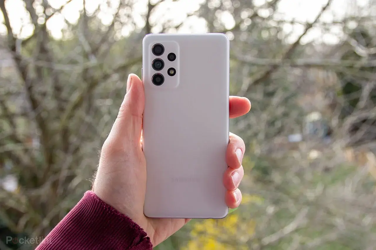 Η Samsung δοκιμάζει εσωτερικά το Android 14 One UI 6.0 για το Galaxy A52
