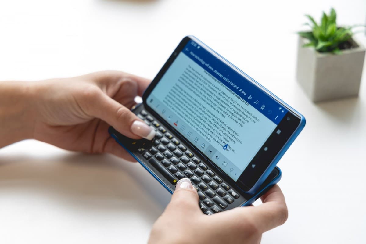 Το F(x)Tec Pro1-X είχε ένα συρόμενο πληκτρολόγιο QWERTY και μπορούσε να τρέξει το Ubuntu