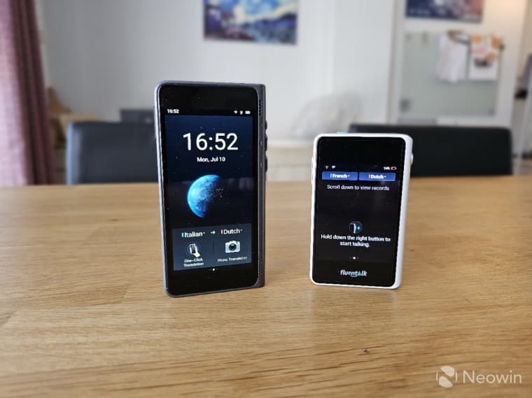 Συσκευές fluentalk T1 και T1 Mini που στέκονται μαζί