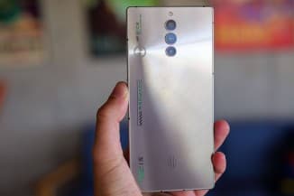 Το βουρτσισμένο πίσω πλαίσιο και τα προσαρμοσμένα φώτα RGB