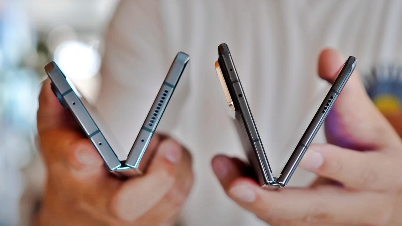 Το Honor Magic V2 (δεξιά) κάνει το Galaxy Z Fold 4 (αριστερά) να μοιάζει σαν να έρχεται από μια διαφορετική εποχή.  Η εικόνα είναι ευγενική προσφορά του Ben Sin.  - Galaxy Z Fold 5: Το νέο καλύτερο αναδιπλούμενο τηλέφωνο στην αγορά - αν δεν υπήρχε το Honor Magic V2