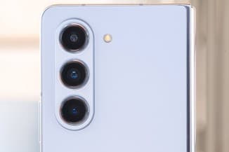 Ίδια πίσω κάμερα 50+10+12MP