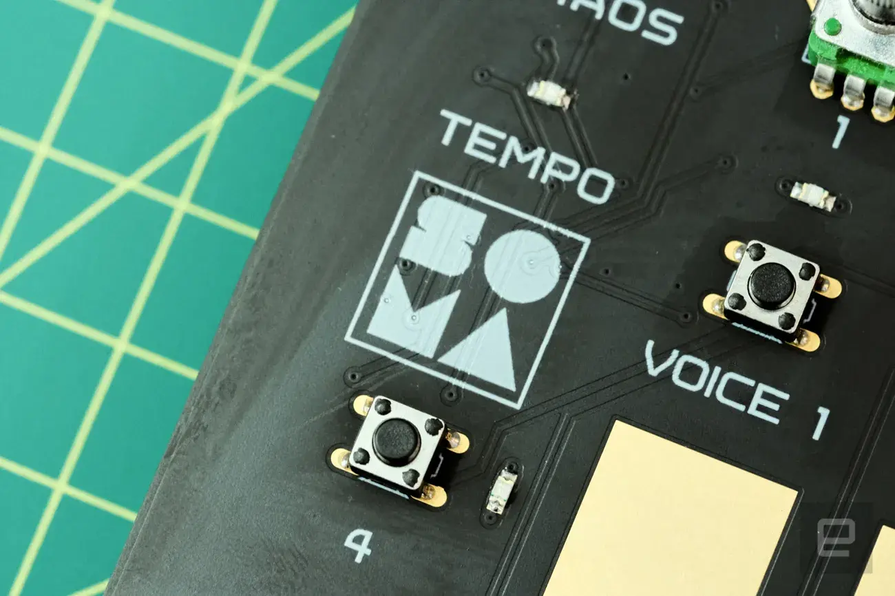 Soma Labs Rumble of Ancient Times από κοντά του λογότυπου SOMA.