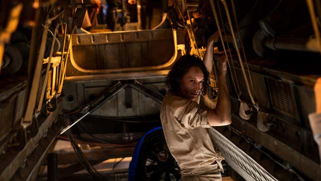 Η Έλενα πηδά σε ένα αεροπλάνο που κατευθύνεται πίσω στο χρόνο.