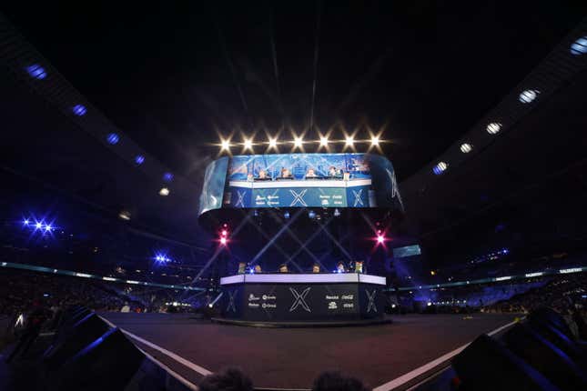 Ο Ibai Llanos με το Twitch streamer εμφανίζεται στη σκηνή για το La Velada del Año III.