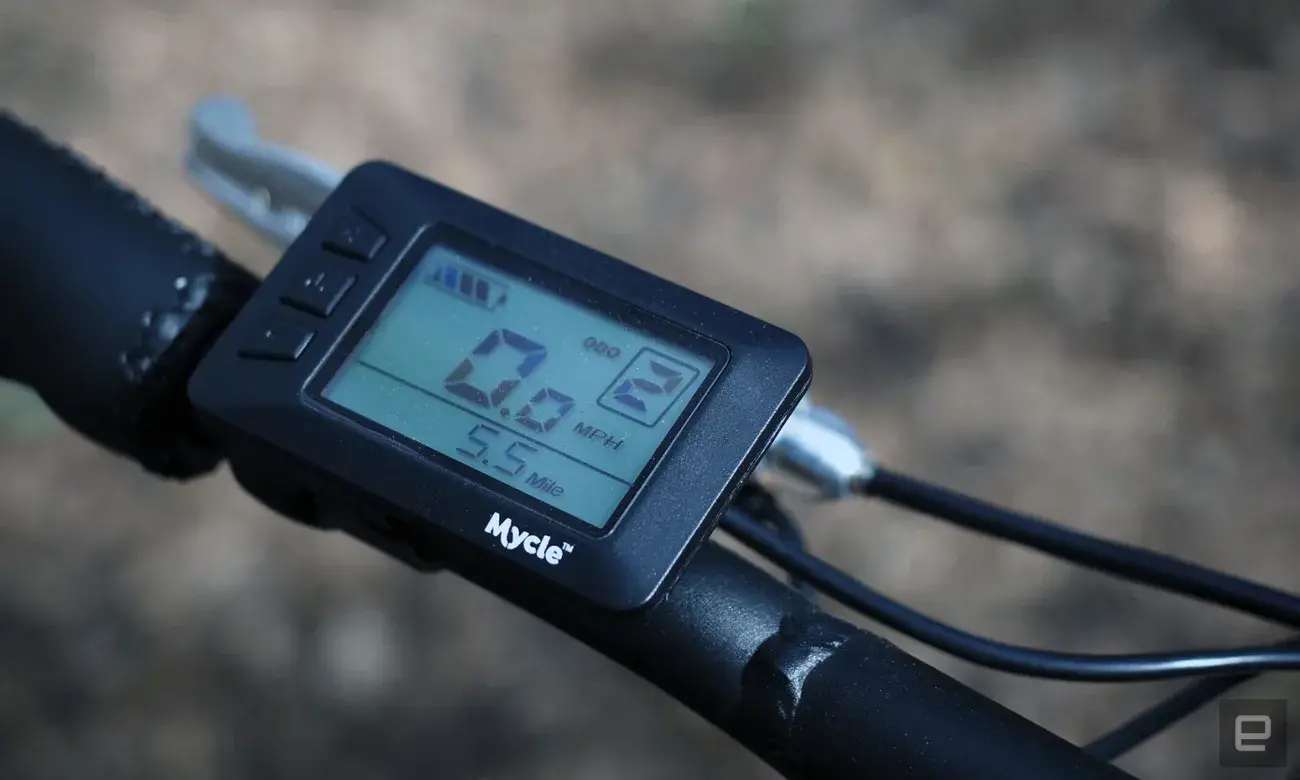 Εικόνα του ποδηλάτου Mycle Cargo σε ένα ξύλο.