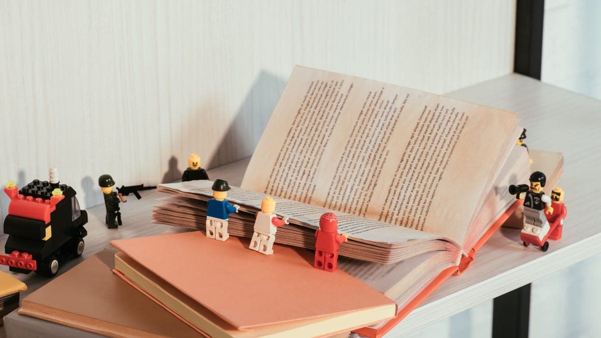Μίνι φιγούρες LEGO ανοίγοντας ένα βιβλίο πλήρους μεγέθους.