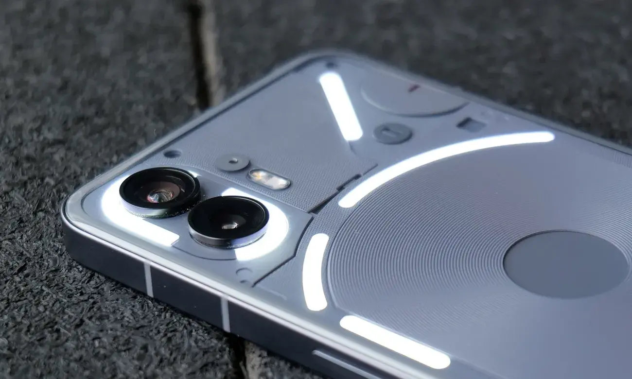 Μετά την επιτυχία με το Phone 1 πέρυσι, το Nothing επιστρέφει με ένα νέο μοντέλο στο Phone 2.