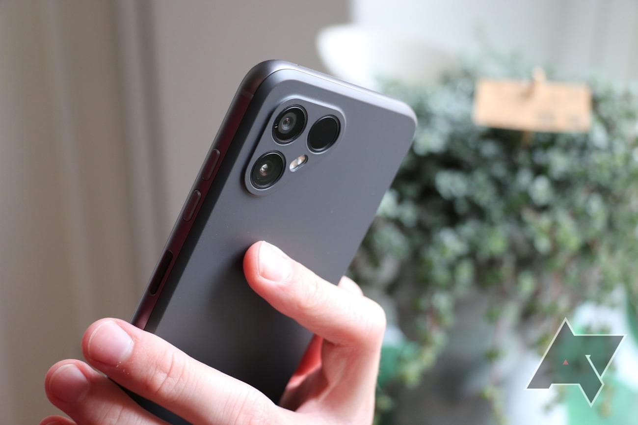Fairphone 4 in the hand showing its rear camera