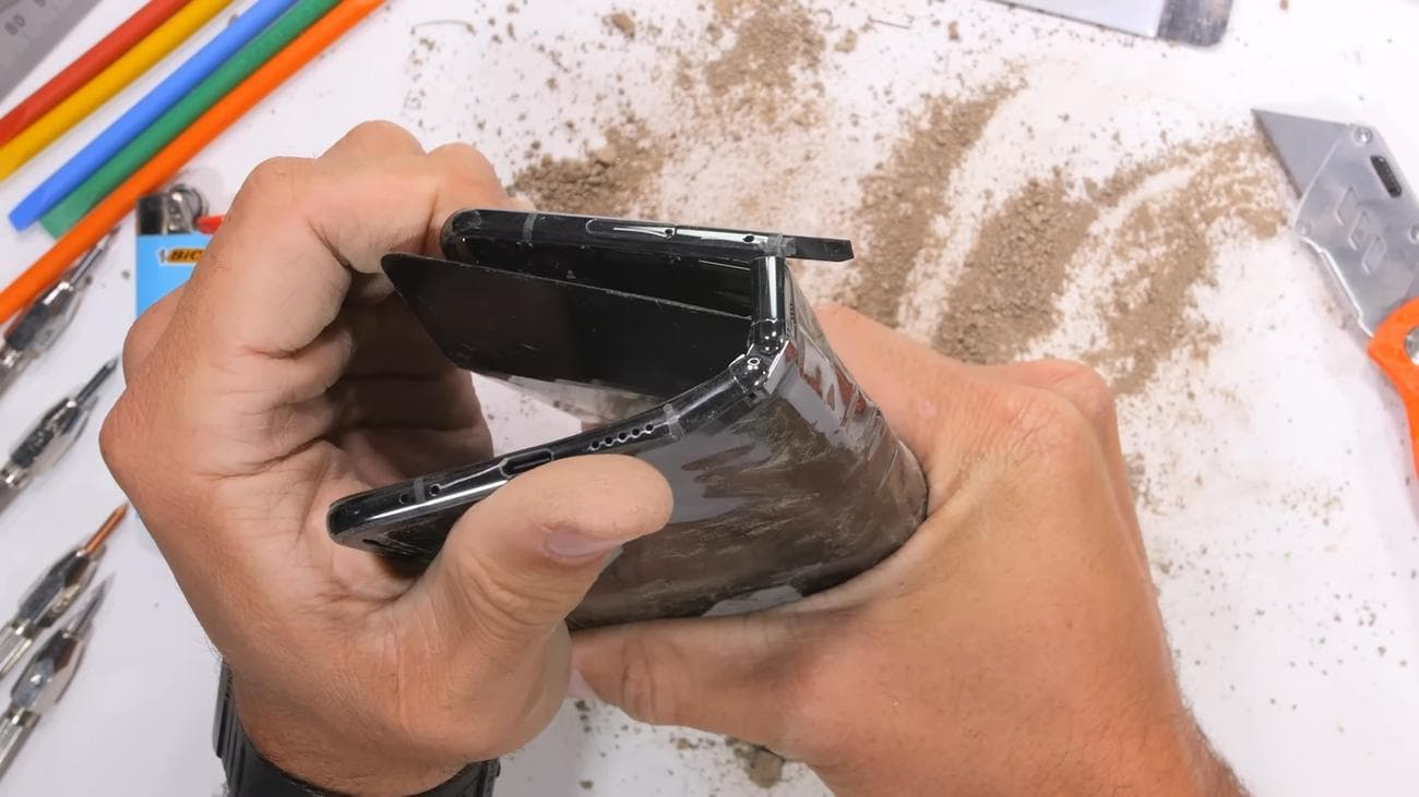 Google Pixel Fold folding the other way JerryRigEverything