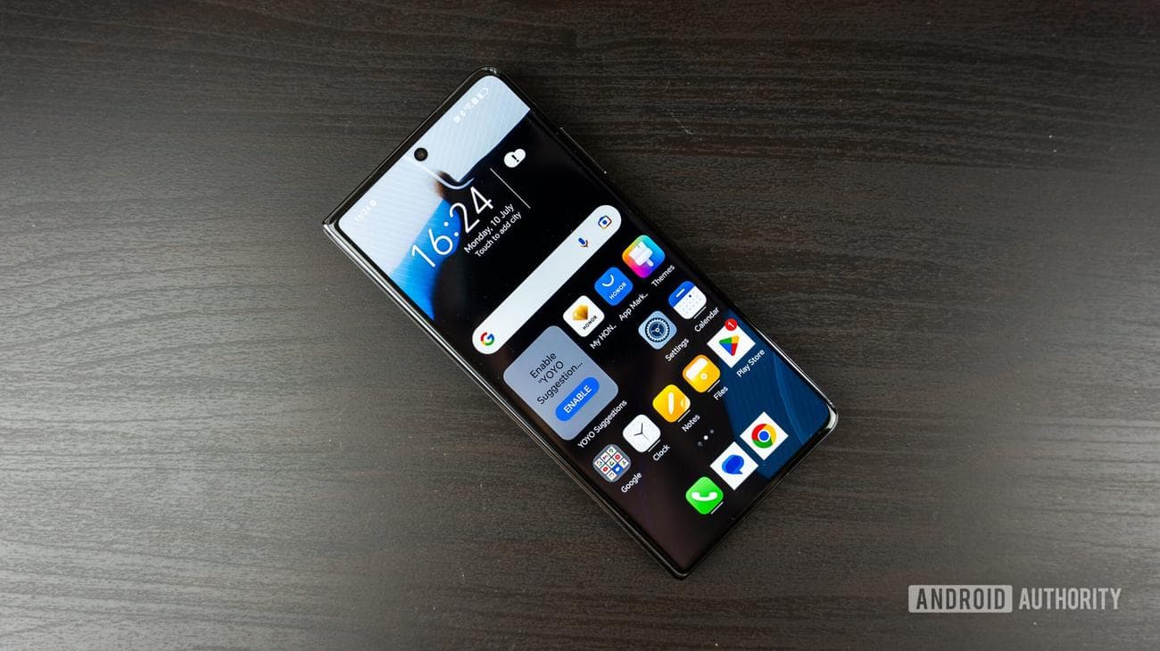 Το Honor Magic V2 Ultimate κλειστό δείχνει την αρχική οθόνη να βρίσκεται στο τραπέζι