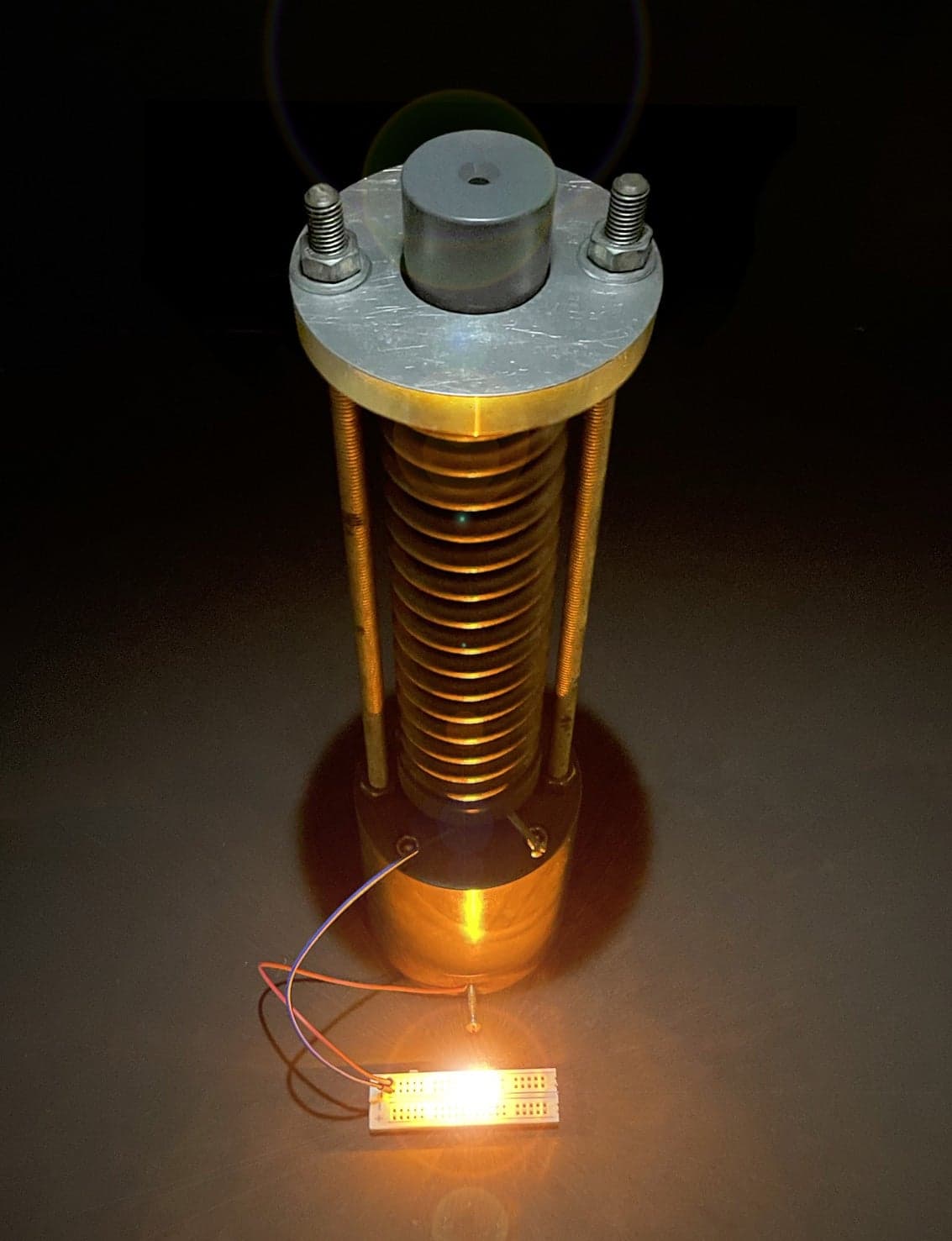 Υπεραγωγός από σκυρόδεμα και μαύρο άνθρακα που τροφοδοτεί μικρό LED.