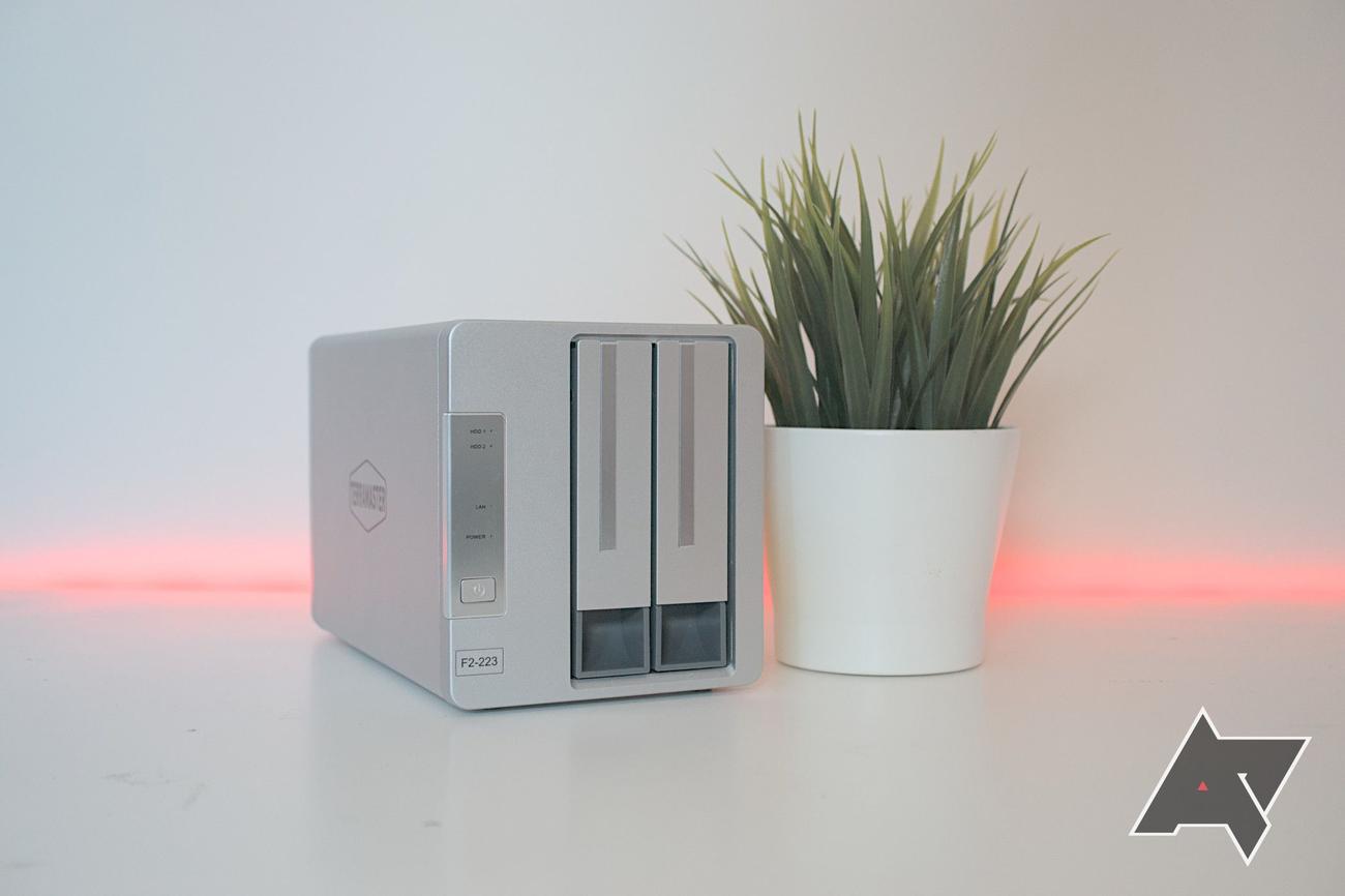 NAS εξαιρετικής αξίας με τέσσερις θέσεις και επεξεργαστή Intel
