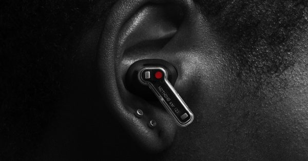 Nothing's Ear (2) Μπουμπούκια τώρα έρχονται σε μαύρο
