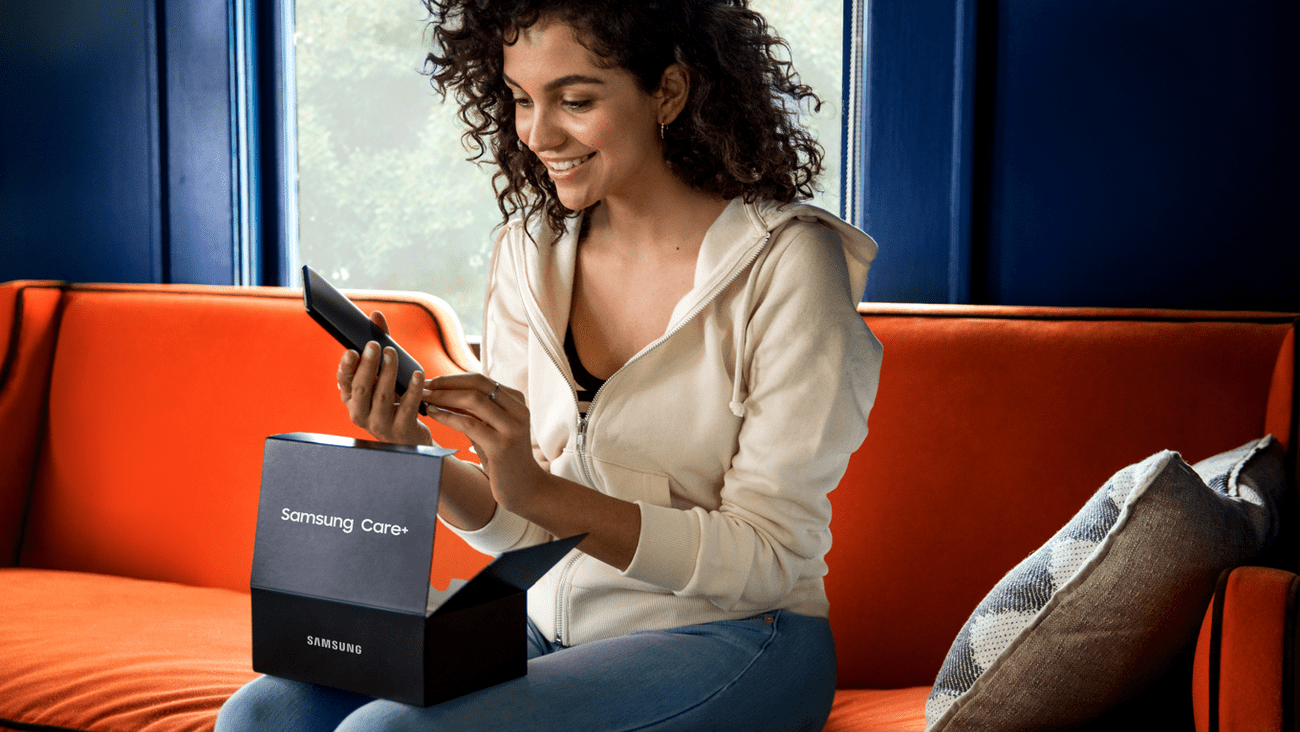 Ένα άτομο που ανοίγει ένα κουτί που λέει 