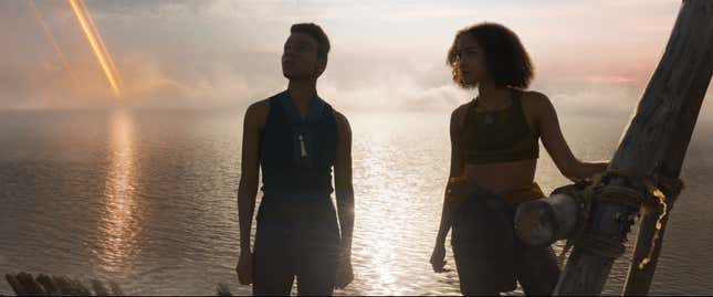 Η Leah Harvey ως Salvor Hardin και ο Lou Llobell ως Gaal Dornick