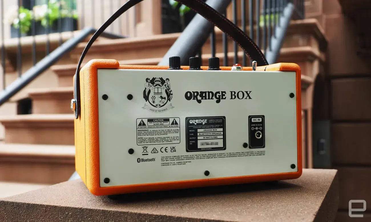 Το ηχείο Orange Amps - Orange Box Bluetooth που φαίνεται στην κλίση μιας καφέ πέτρας, που δείχνει το πίσω πλαίσιο.