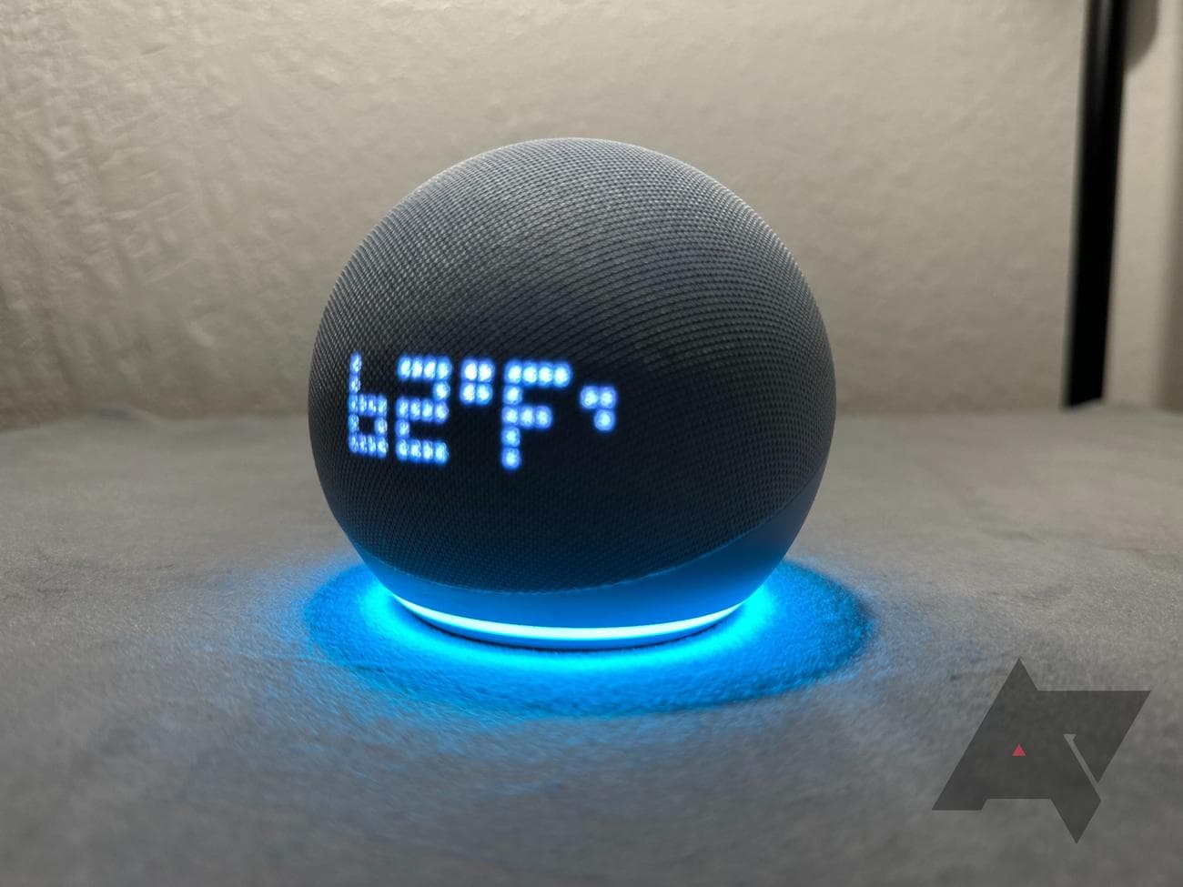Amazon Echo Dot που δείχνει τη θερμοκρασία και μια φωτισμένη βάση
