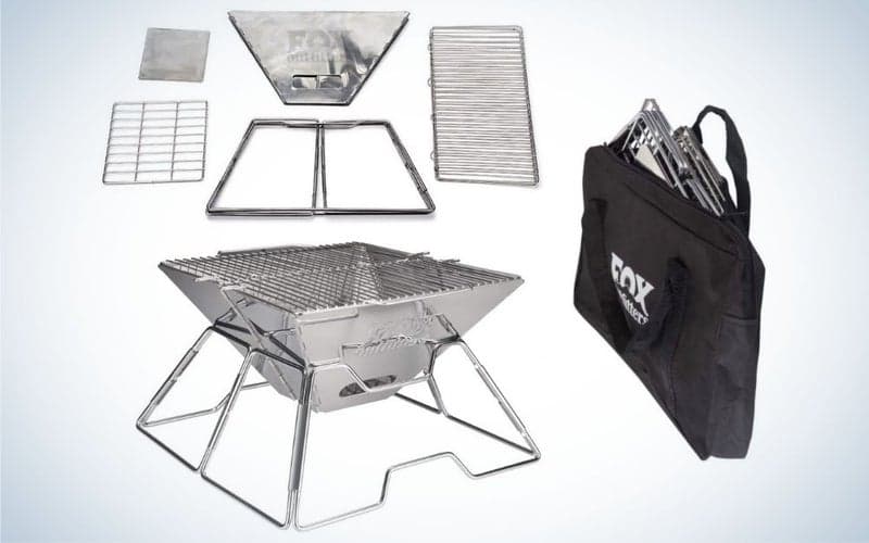 Το Fox Outfitters Folding Charcoal Grill είναι η καλύτερη φορητή ψησταριά για αλήτες στην παραλία.