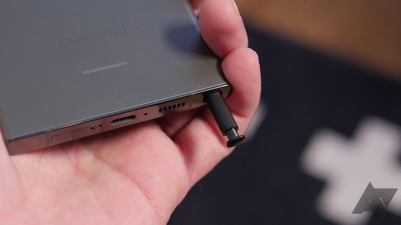 Ένα S23 Ultra κρατιέται στο χέρι με το S Pen να προεξέχει από το σιλό του