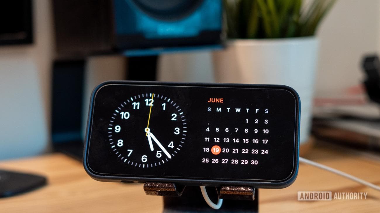 iOS 17 iPhone standby feature