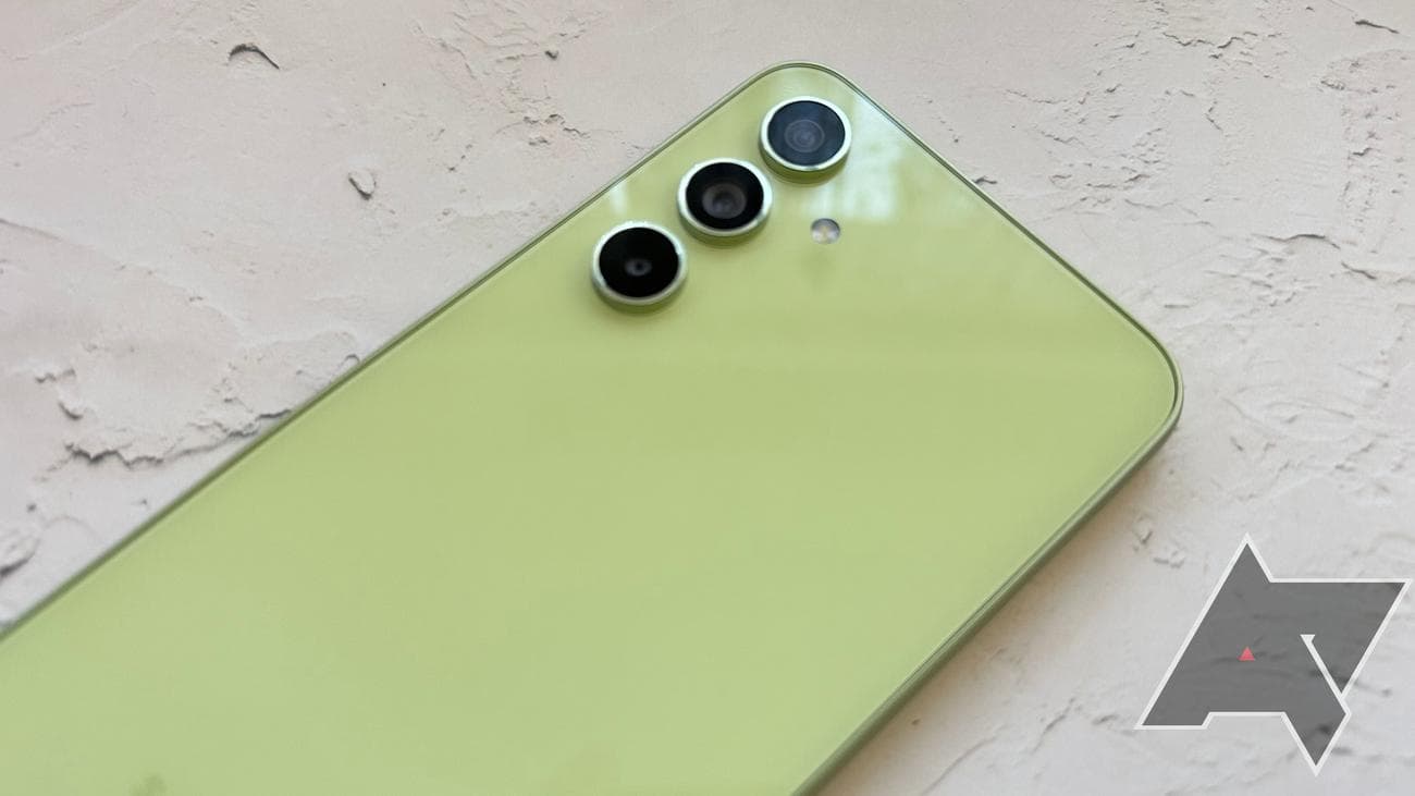 Φωτογραφία της συστοιχίας κάμερας στο Galaxy A54