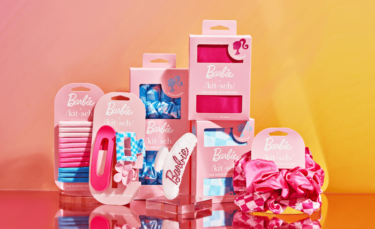 Αξεσουάρ μαλλιών με θέμα Kitsch Barbie σε αντανακλαστική ροζ, πορτοκαλί και κίτρινη επιφάνεια