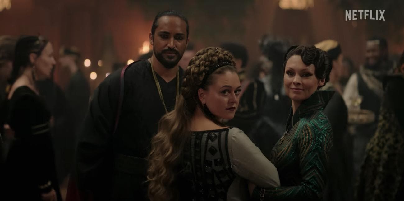 Τρεις χαρακτήρες με επίσημα ρούχα στέκονται σε μια μπάλα στην τηλεοπτική εκπομπή 