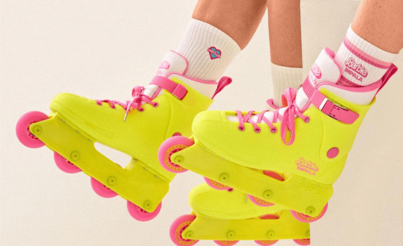 Δύο άτομα φορούν σαλάχια και κάλτσες με θέμα την Impala Barbie