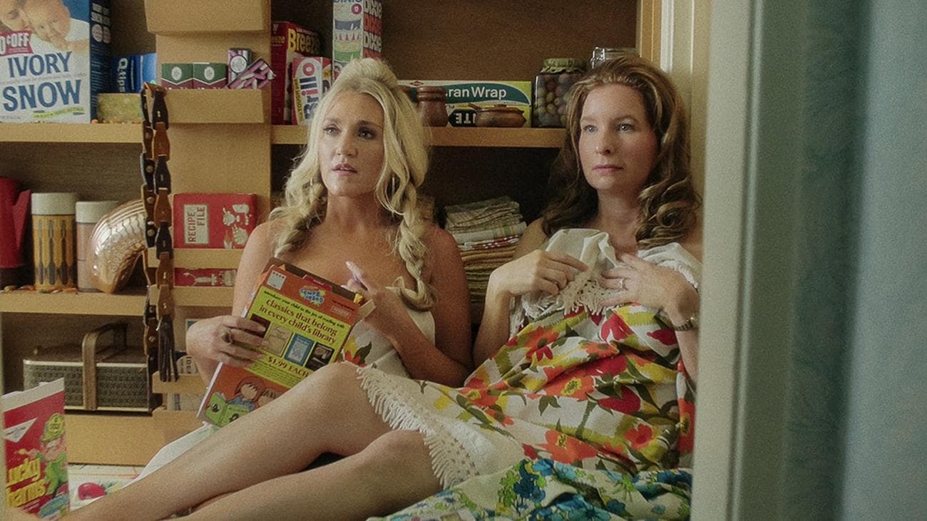 Δύο γυναίκες σε κατάσταση γδύσιμο σε ένα ντουλάπι κουζίνας.