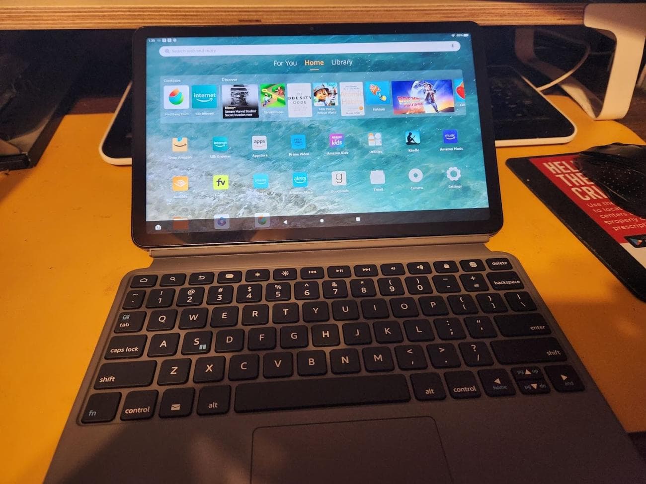 tablet fire max 11 με φωτισμένη οθόνη και συνδεδεμένο πληκτρολόγιο