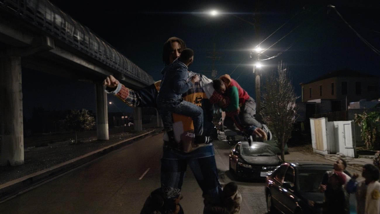 Μια ομάδα νεαρών ανδρών επιτίθεται σε έναν γίγαντα ύψους 13 ποδιών σε έναν δρόμο τη νύχτα.