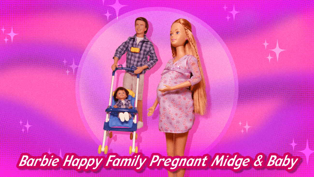 Ροζ φόντο με έγκυο κούκλα Barbie, αρσενική κούκλα και μωρό κούκλα στη μέση. 