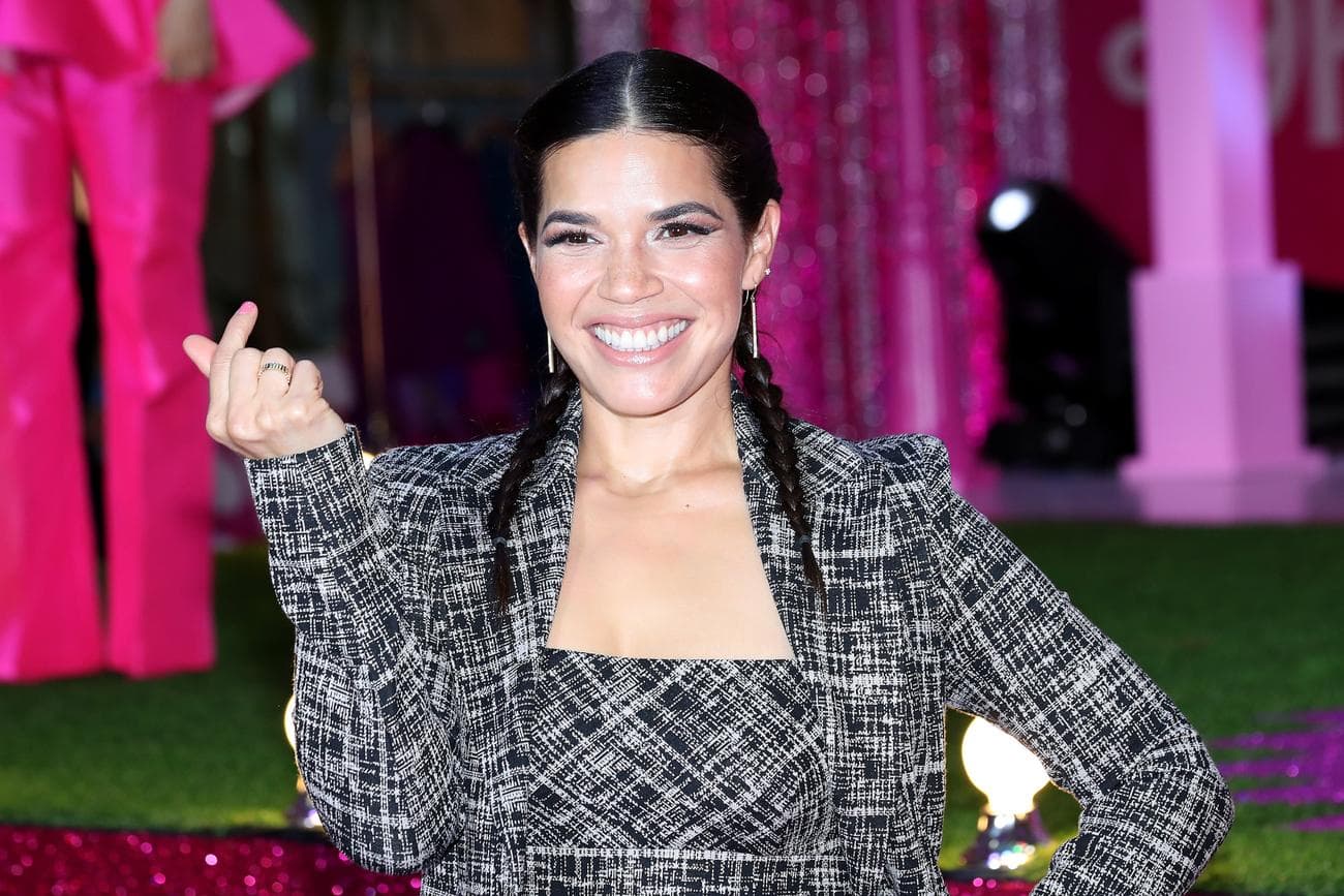 Η Φερέρα κρατά ψηλά το δάχτυλο και τον αντίχειρά της σε σχήμα καρδιάς.