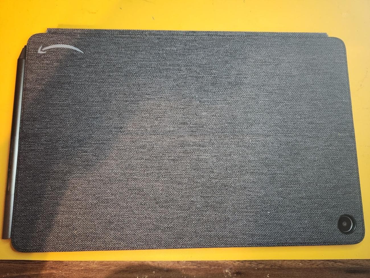 amazon fire max 11 tablet με θήκη μάρκας amazon και γραφίδα μαγνητικά προσαρτημένη στο πλάι