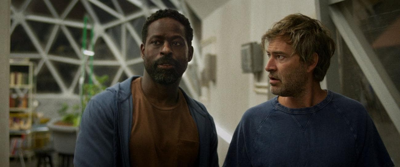Ο Sterling K. Brown και ο Mark Duplass είναι παγιδευμένοι μέσα 