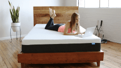 Άτομο που ξαπλώνει σε Bear Original στρώμα