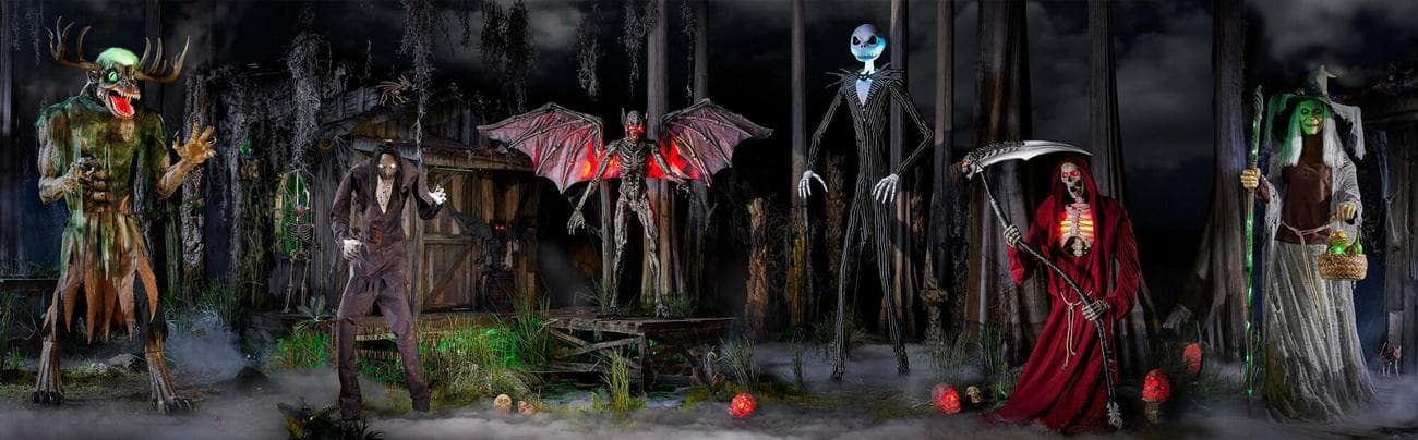 γιγαντιαία στηρίγματα από τη συλλογή αποκριών 2023 του home depot σε ένα σκοτεινό, τρομακτικό φόντο