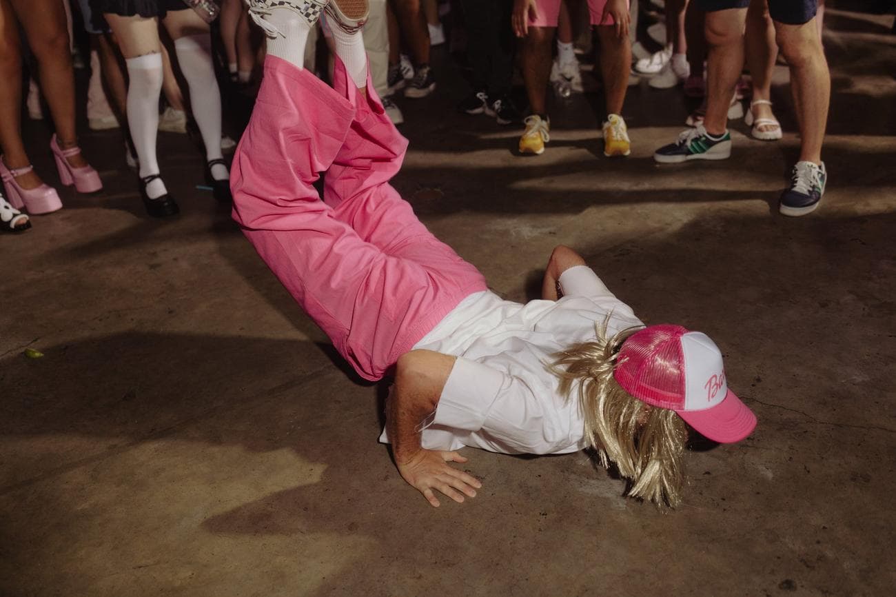 break dancing με στολή Barbie