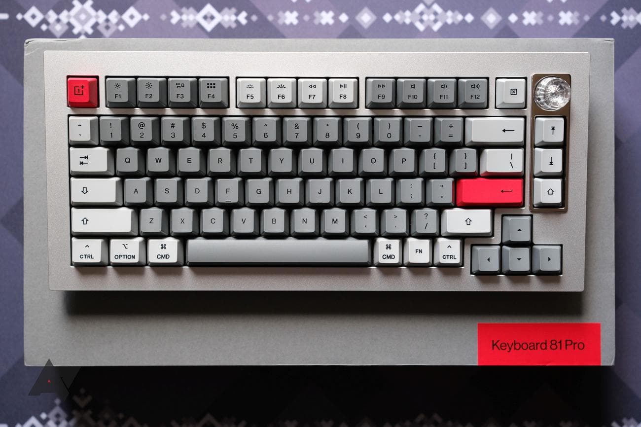 Το OnePlus Keyboard 81 Pro τραβήχτηκε από πάνω προς τα κάτω