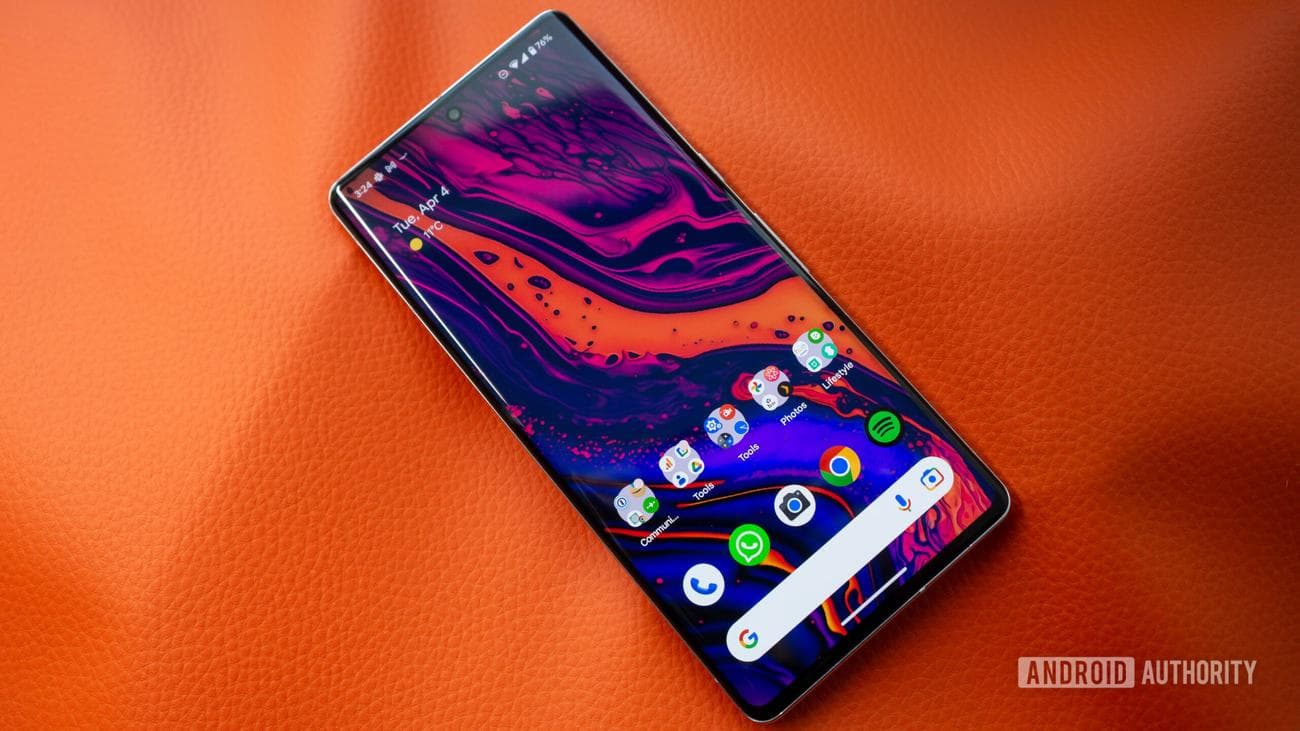 Το Google Pixel 7 Pro δείχνει μια φωτεινή ταπετσαρία αρχικής οθόνης σε πορτοκαλί φόντο