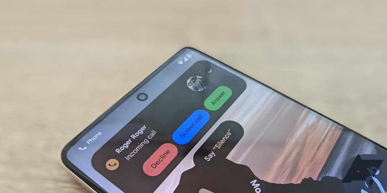 smartphone που δέχεται κλήση ενώ στηρίζεται σε ανοιχτόχρωμη ξύλινη επιφάνεια