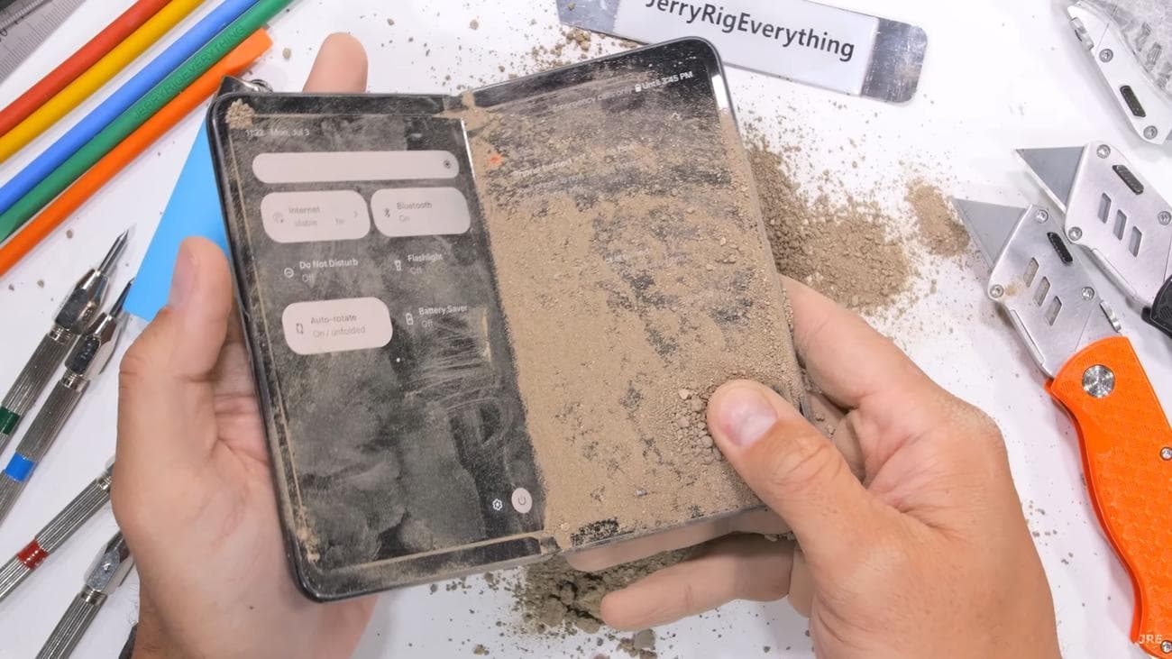 Pixel-Fold-JRE-durability-dsty-screen