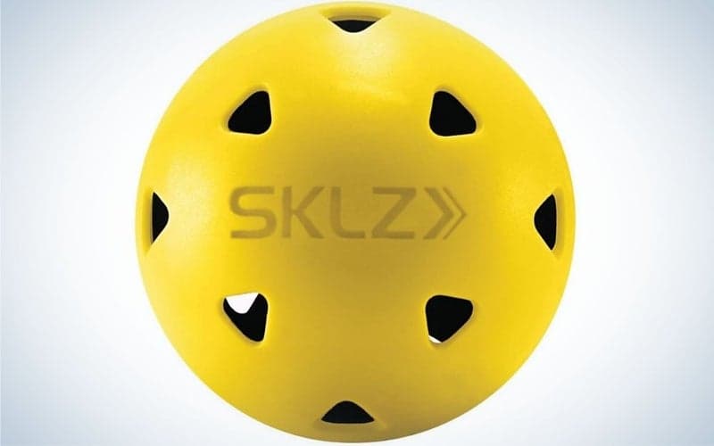 Μια στρογγυλή κίτρινη μπάλα με τριγωνικές μαύρες τρύπες μέσα της.